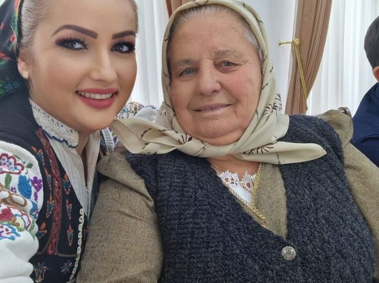 Șefa femeilor din APP Bihor, Iuliana Tătar Stiole, „nepoata” celei mai célèbre bunici, tanti Lenuța de la Chinteni