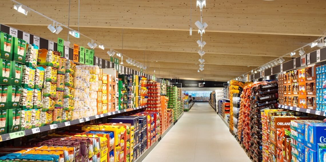 Un important retailer anunță că reduce drastic oferta de carne