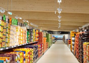 Un important retailer anunță că reduce drastic oferta de carne