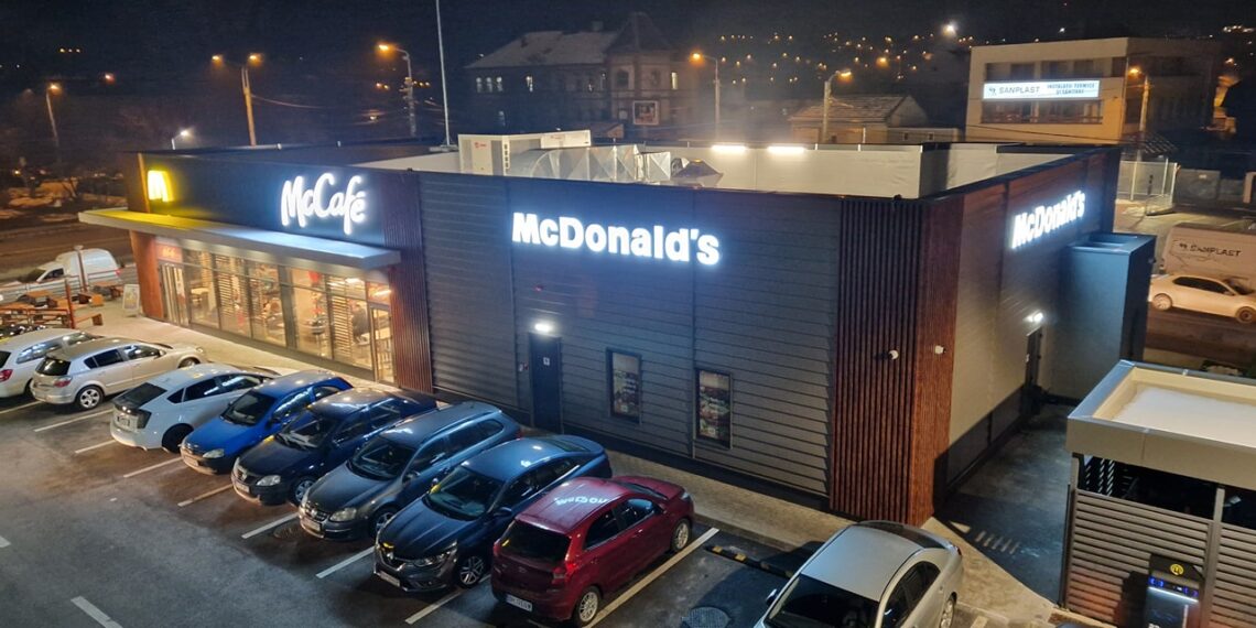 GALERIE. Mc Donalds-ul terorii. La 5.30 dimineața încep utilajele să composteze deșeurile… În loc să numere oițele pentru a adormi, locatarii numără meniurile vândute. Prețul apartamentelor a scăzut cu 20%