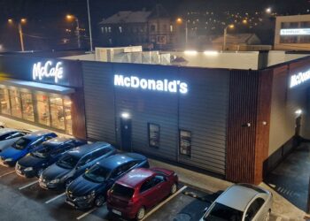 GALERIE. Mc Donalds-ul terorii. La 5.30 dimineața încep utilajele să composteze deșeurile… În loc să numere oițele pentru a adormi, locatarii numără meniurile vândute. Prețul apartamentelor a scăzut cu 20%