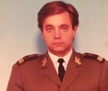 Comandantul Institutului Medico-Militar s-a pregătit și și-a petrecut copilăria în Spitalul Militar din Oradea. Tătăl său a fost anestezistul șef al spitalului
