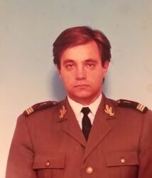 Comandantul Institutului Medico-Militar s-a pregătit și și-a petrecut copilăria în Spitalul Militar din Oradea. Tătăl său a fost anestezistul șef al spitalului