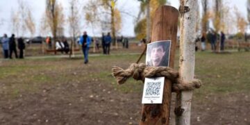 Copaci care spun poveștile celor care nu mai sunt. Fundația unei vedete TV se implică în realizarea unei amenajări peisagistice în Nufărul. Bihorenii pot planta în memoria celor dragi și primesc un cod QR