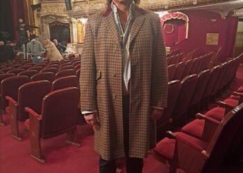 Și totuși, Mickey Rourke a filmat la Teatru. În ziua în care a fost așteptat de sute de figuranți nu a venit. I-a împrumutat unui chef vestimentația sa