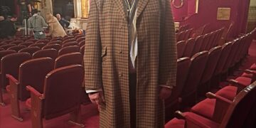 Și totuși, Mickey Rourke a filmat la Teatru. În ziua în care a fost așteptat de sute de figuranți nu a venit. I-a împrumutat unui chef vestimentația sa