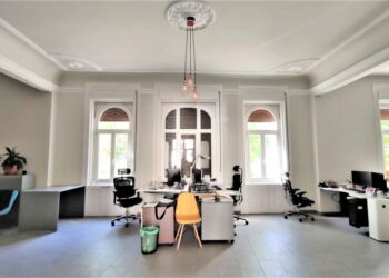 GALERIE. Cum arată casa din centrul istoric al Oradiei care se vinde pentru un milion euro