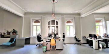 GALERIE. Cum arată casa din centrul istoric al Oradiei care se vinde pentru un milion euro