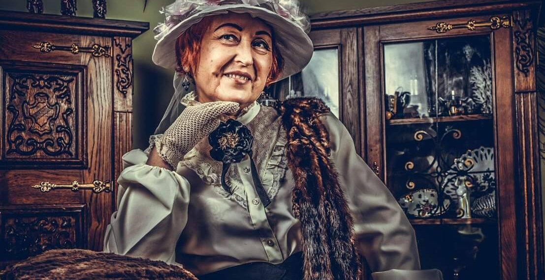 Orădeanca Dorina Morna face pălării după calapoadele Reginei Elisabeta. ” Femeia din spatele borurilor” își etalează creațiile