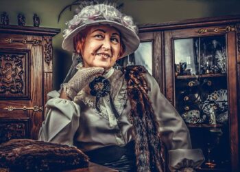 Orădeanca Dorina Morna face pălării după calapoadele Reginei Elisabeta. ” Femeia din spatele borurilor” își etalează creațiile