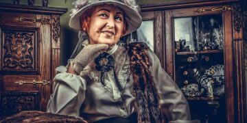 Orădeanca Dorina Morna face pălării după calapoadele Reginei Elisabeta. ” Femeia din spatele borurilor” își etalează creațiile