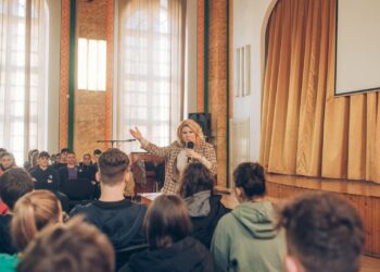 Un lider, lecție la Eminescu despre puterea lui EU POT și spiritul antreprenorial, sau despre cum a transformat  nucile virtuale în goldenbuz