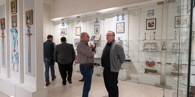GALERIE.Cea dintâi Lojă Masonică sibiană își etalează recuzita la Oradea. Colecția e extrem de valoroasă. Craniu, sabie masonică, Biblia lui Luther  printre exponate