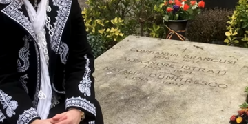 Prințesa naiului, Oana Lianu, în Montparnasse, la mormântul lui Brâncuși. Sonoritatea vocii sale inconfundabile, de 3 octave, a răsunat în liniștea cimitirului