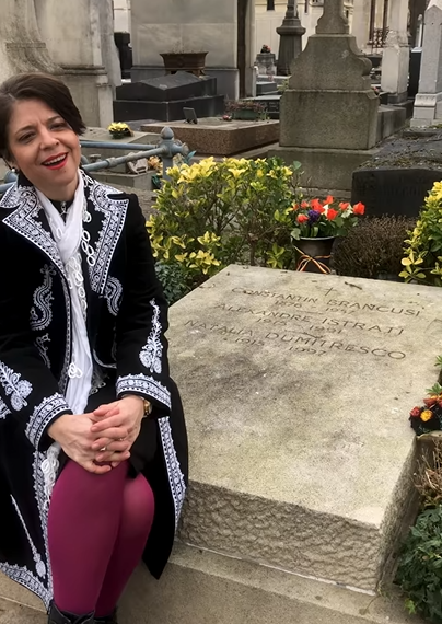 Prințesa naiului, Oana Lianu, în Montparnasse, la mormântul lui Brâncuși. Sonoritatea vocii sale inconfundabile, de 3 octave, a răsunat în liniștea cimitirului