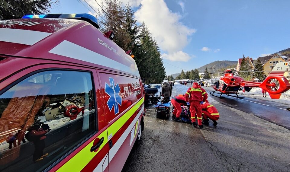 Bihoreanca de 21 de ani luată cu elicopterul de pe pârtie are traumatism de coloana vertebrală și de bazin, politraumatism cu plagă frontală
