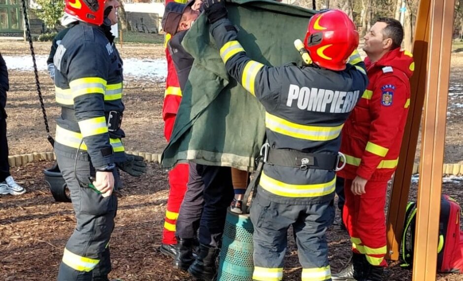 Copil extras de pompieri dintr-un leagăn din parc: Ori de câte ori mai aveți intervenții, să vă bazați și pe mine! Dacă mă chemați, voi veni la fel de repede