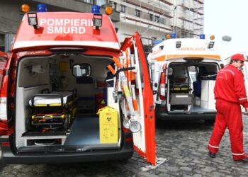 Fata de 17 ani, agresată în ambulanța pe care o chemase de urgență. Asistentul a dezbrăcat-o și a început să-i puna întrebări despre sex