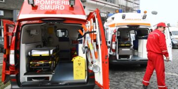 Fata de 17 ani, agresată în ambulanța pe care o chemase de urgență. Asistentul a dezbrăcat-o și a început să-i puna întrebări despre sex