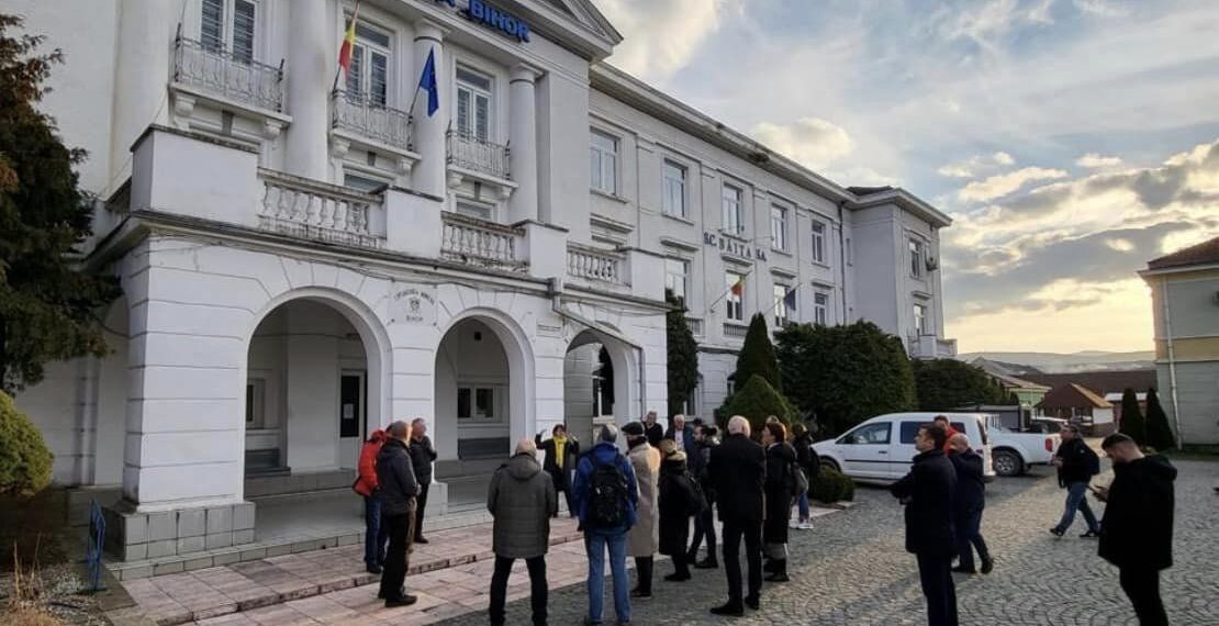 Construit de ruși în perioada 1952-1956, pentru  a deservi administrativ, politic și militar activitățile de exploatare a uraniului de la Băița și transportarea  lui în URSS, Șteiul pune în centru turismul cultural