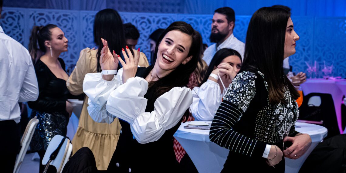 GALERIE.Peste 350 de tineri liberali au petrecut de Dragobete cu cei mai în vogă artiști. La petrecere, prefectul Țiplea și primarul Birta cu soțiile