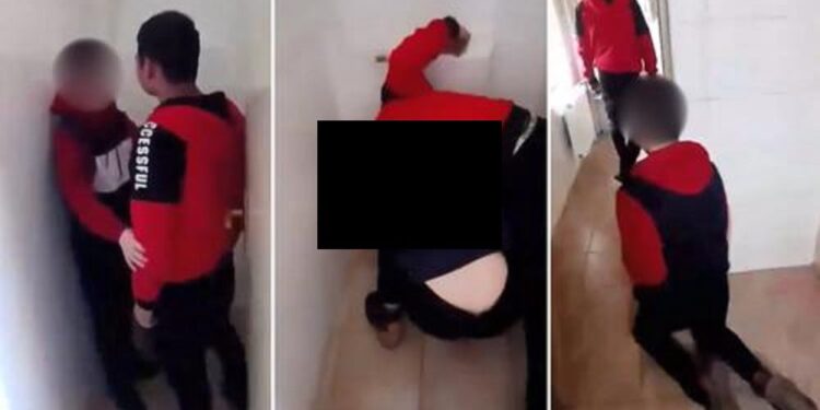 Copil umilit de  un alt copil în toaleta unei băi dintr-o școală