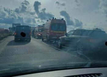 Accident la intrarea în Biharia. Doi oameni la spital