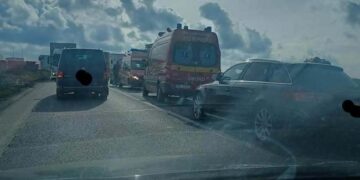 Accident la intrarea în Biharia. Doi oameni la spital