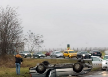 Mașină cu roțile în sus, în șanț, într-un loc în care s-au produs multiple accidente