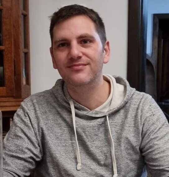 Dumnezeu face minuni!Tudor Orăvicean, tânărul din Haieu diagnostic cu o boală rară, fasceită necrozantă, se simte mai bine. A fost în comă mai multe săptămâni după multiple operații