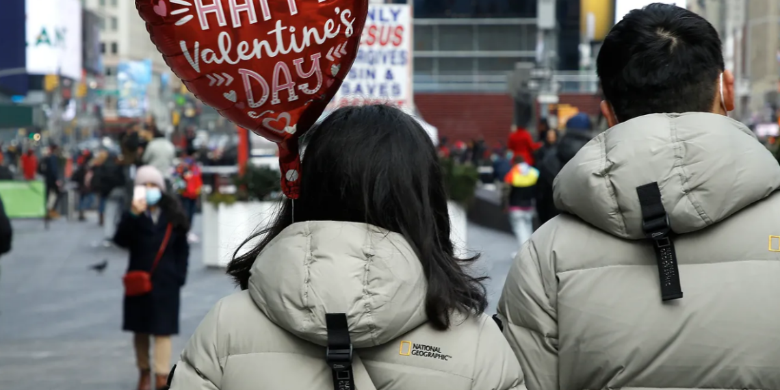 Cea mai scumpă vacanță de Ziua Îndrăgostiților cuprinde vizite la fabrica de ciocolată Lindt și la un atelier particular de ceasuri