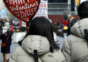 Cea mai scumpă vacanță de Ziua Îndrăgostiților cuprinde vizite la fabrica de ciocolată Lindt și la un atelier particular de ceasuri