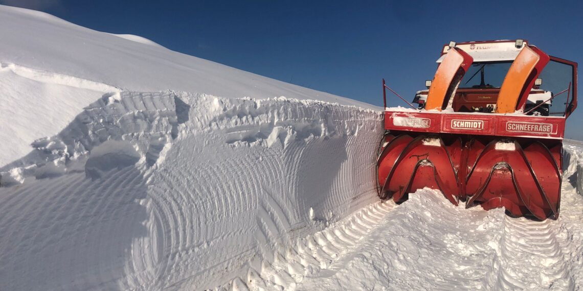 Zăpadă cât un stat de om la Șinteu. A nins peste Nova Huta