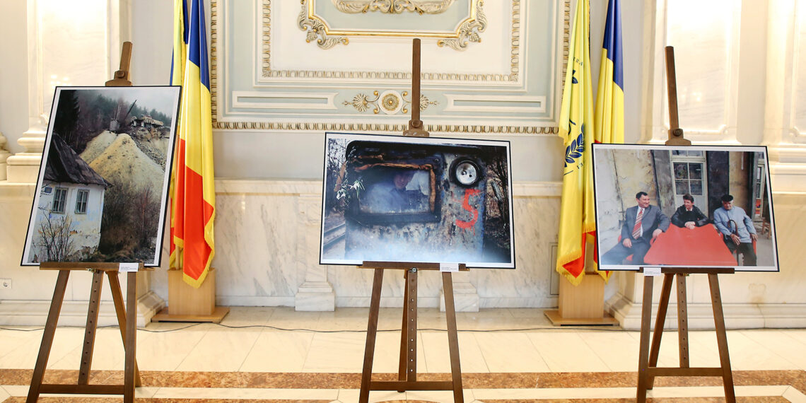 Duhul aurului este la Bucureşti: cea mai amplă expoziţie de fotografie documentară dedicată Roşiei Montane a ajuns de la Oradea în Parlament
