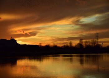 Cer în flăcări pe Criş