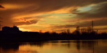 Cer în flăcări pe Criş