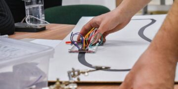 Campionatul internaţional Robotics, la Oradea: sunt aşteptaţi 500 de concurenţi pasionaţi de robotică, din 11 ţări ale lumii, dintre care 200 din România; Oradea va avea peste 100 de concurenţi