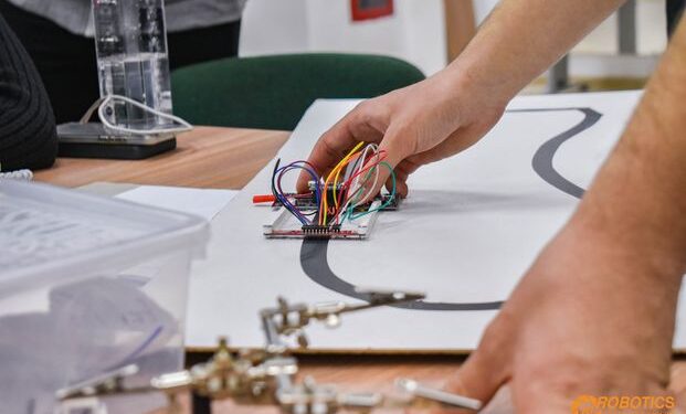 Campionatul internaţional Robotics, la Oradea: sunt aşteptaţi 500 de concurenţi pasionaţi de robotică, din 11 ţări ale lumii, dintre care 200 din România; Oradea va avea peste 100 de concurenţi