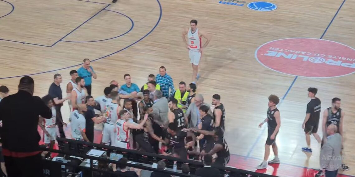 Toată lumea e pedepsită după bătaia de la meciul de baschet