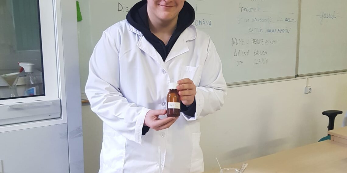 100 de puncte din 100. Adonis Ciarnău, singurul elev din Bihor care a reușit să se califice la Naționala de chimie cu punctaj maxim