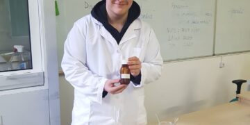 100 de puncte din 100. Adonis Ciarnău, singurul elev din Bihor care a reușit să se califice la Naționala de chimie cu punctaj maxim