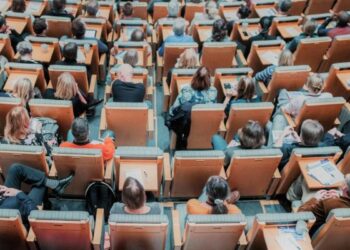 Ministerul Educaţiei recunoaşte oficial politizarea agresivă a funcţiilor de conducere din sistemul public educaţional: toţi şefii de inspectorate judeţene şi de la Casa Corpului Didactic sunt numiţi politic, prin detaşare, fără concurs