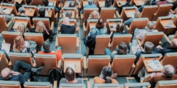 Ministerul Educaţiei recunoaşte oficial politizarea agresivă a funcţiilor de conducere din sistemul public educaţional: toţi şefii de inspectorate judeţene şi de la Casa Corpului Didactic sunt numiţi politic, prin detaşare, fără concurs