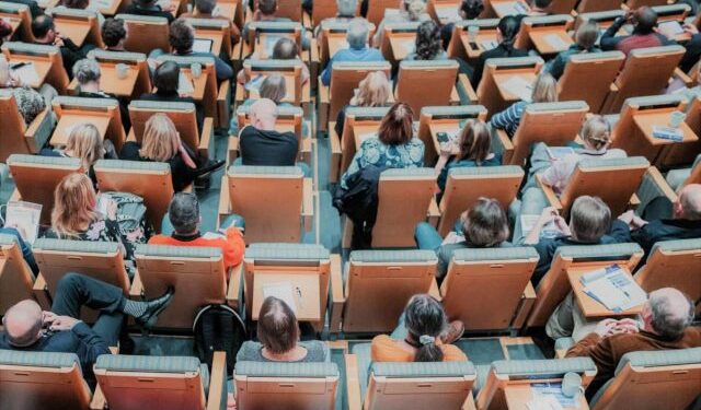 Ministerul Educaţiei recunoaşte oficial politizarea agresivă a funcţiilor de conducere din sistemul public educaţional: toţi şefii de inspectorate judeţene şi de la Casa Corpului Didactic sunt numiţi politic, prin detaşare, fără concurs