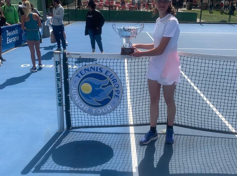 Puștioaca din Oradea care a învins-o pe „perla” lui Patrick Mouratoglou.Campioana se antrenează cu tatăl ei și e susținută financiar doar de familie