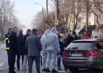 S-a sinucis în plină stradă cu arma din dotare. Avea 40 de ani și ar fi vorbit înainte cu soția