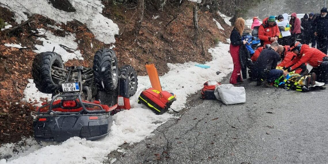 Mama și fiica sa de 18 ani, răsturnate cu ATV-ul. Tânăra, transportată la spital