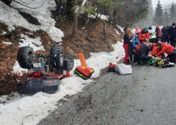 Mama și fiica sa de 18 ani, răsturnate cu ATV-ul. Tânăra, transportată  la spital