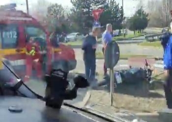 VIDEO. Motociclist lovit de o mașină pe strada Clujului