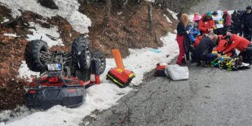 Mama și fiica sa de 18 ani, răsturnate cu ATV-ul. Tânăra, transportată  la spital